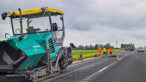 21. juulil olid värskelt uuendatud teelõigul taas masinad peal ning uus asfalt võeti üles, et see taas uuega asendada. Foto: AIGAR NAGEL